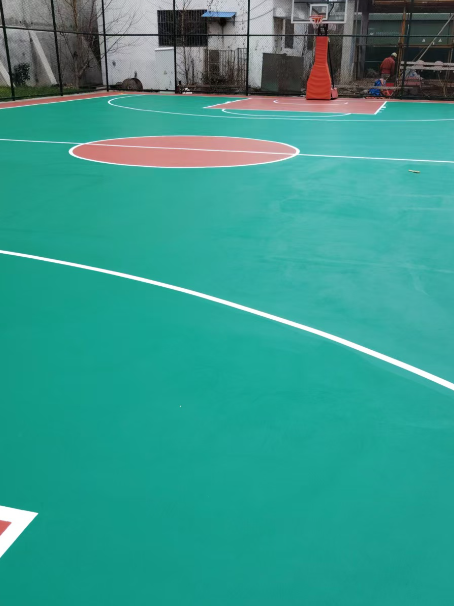 西城 球场长期使用易出现地面开裂